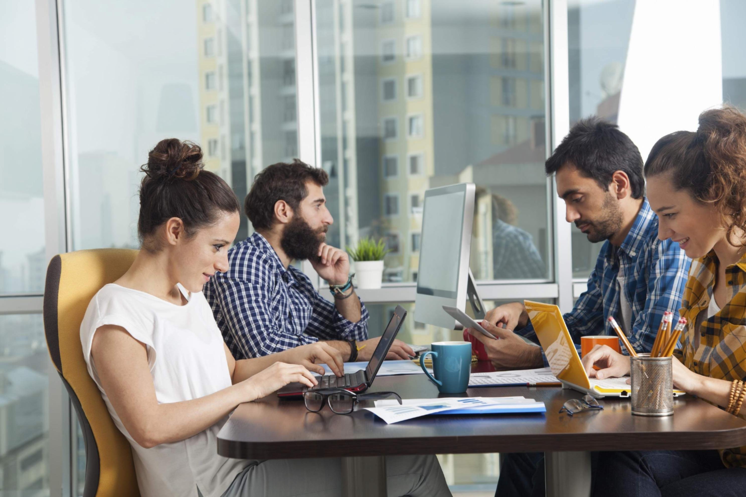 Ambiente di studio con materiali organizzati per modellazione finanziaria